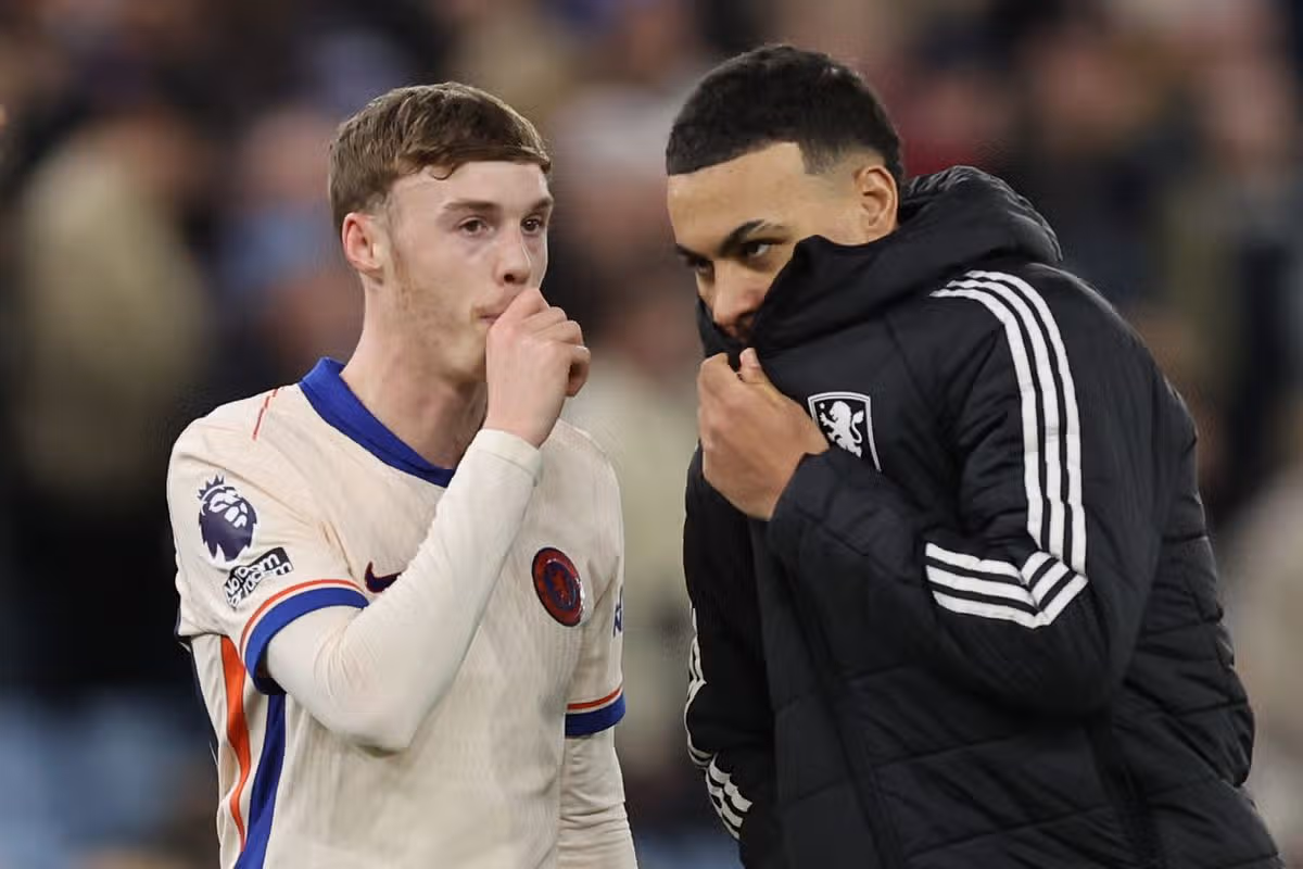 Morgan Rogers z Aston Villy (na sebe ľadový obklad) komunikuje s Cole Palmerom z Chelsea po zápase Premier League medzi Aston Villa FC a Chelsea FC vo Villa Parku 22. februára 2025 v Birminghame v Anglicku.