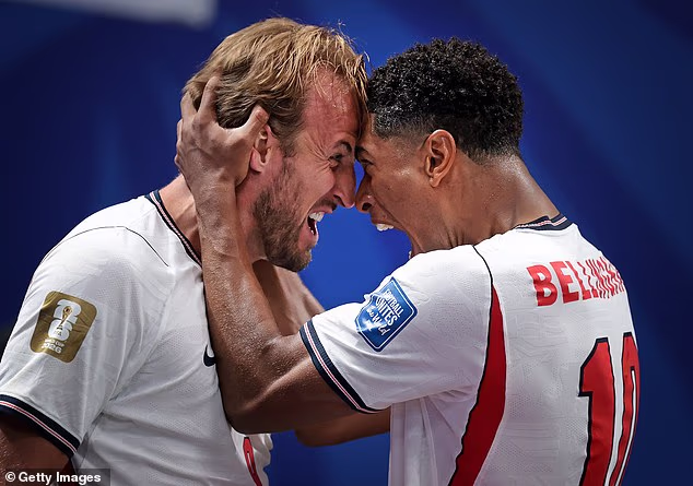 Harry Kane a Jude Bellingham sa spojili, aby doteraz počas majstrovstiev sveta vytancovali manažéra Anglicka Thomasa Tuchela