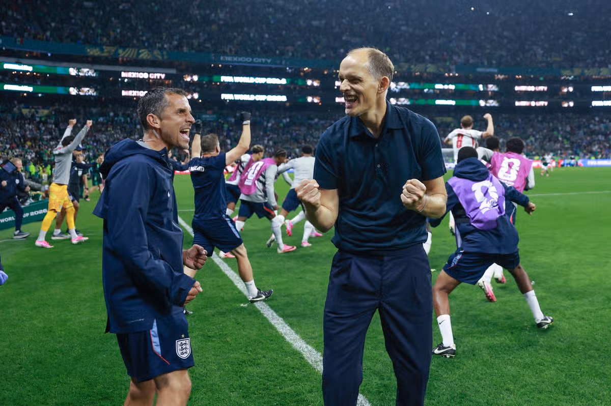MEXICO CITY, MEXICO – 5. JÚL: Thomas Tuchel, manažér Anglicka, oslavuje po záverečnom hvizde počas zápasu osemfinále FIFA World Cup 2026 medzi Mexikom a Anglickom na štadióne Mexico City 5. júla 2026 v Mexico City, Mexiko. (Foto: Michael Regan – FIFA/FIFA cez Getty Images)