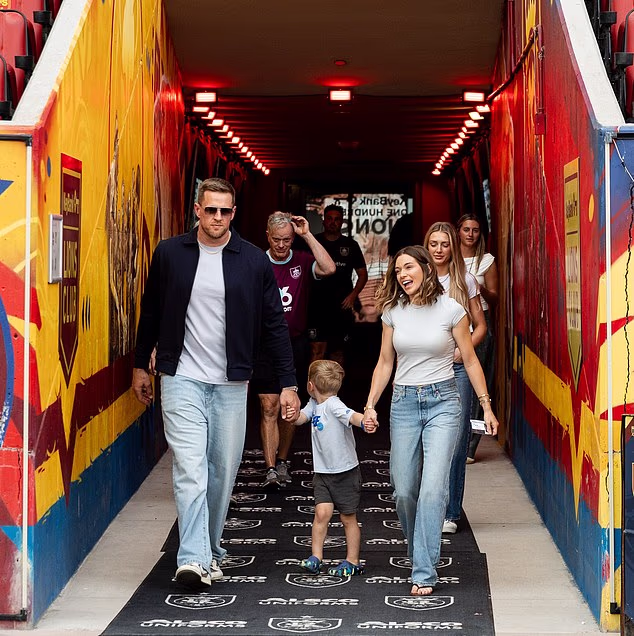 Legenda NFL JJ Watt (vľavo) zúrivo bránil svoju manželku, bývalú hráčku USWNT Kealiu Watt (vpravo), po tom, čo uveril, že ju klub MLS nerešpektuje.