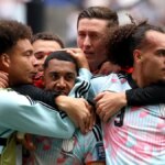 Youri Tielemans #8 z Belgicka oslavuje so spoluhráčmi po skórovaní proti Senegalu na štadióne v Seattli.
