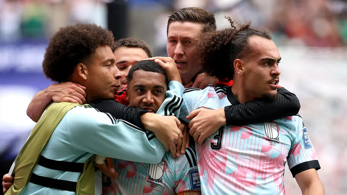 Youri Tielemans #8 z Belgicka oslavuje so spoluhráčmi po skórovaní proti Senegalu na štadióne v Seattli.