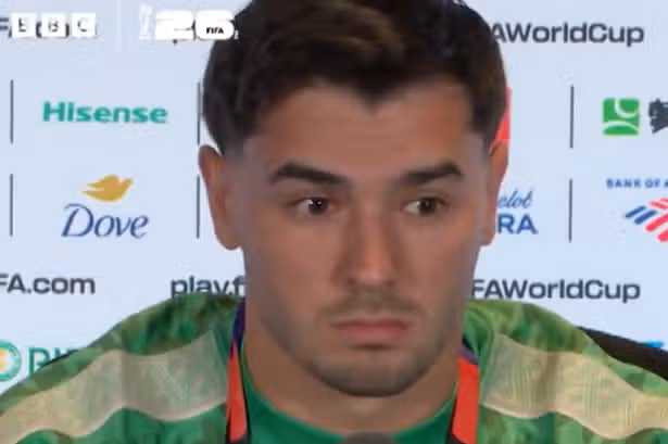 Tlačová konferencia majstrovstiev sveta upadá do chaosu ako hviezda zachytená v nepríjemnej chvíli