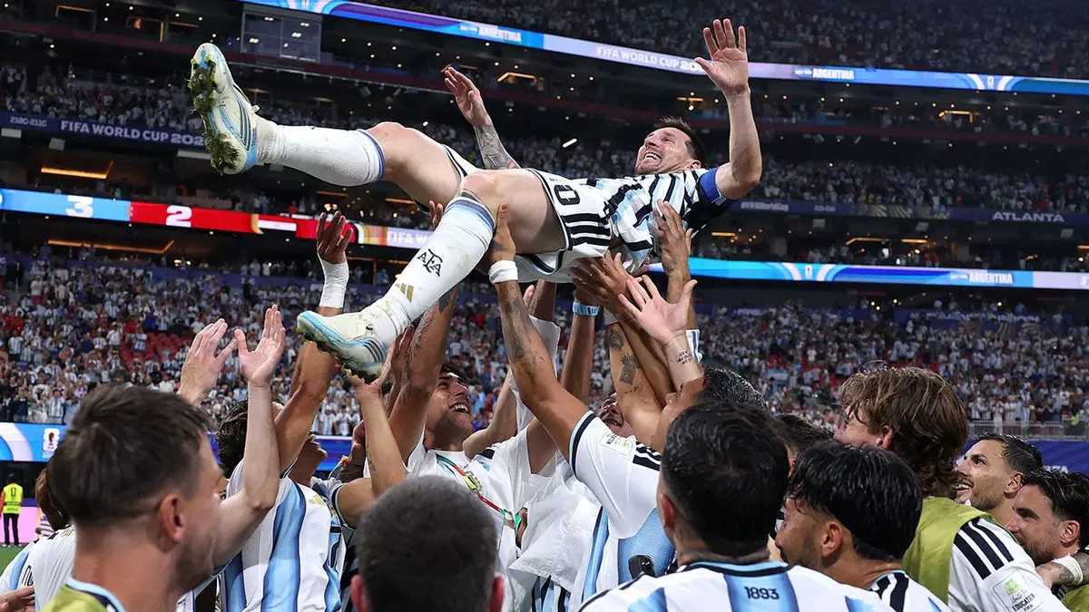Lionel Messi a futbalisti Argentíny oslavujú víťazstvo