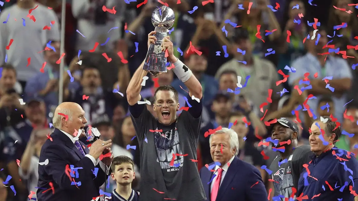 Tom Brady zdvihol trofej Vincea Lombardiho