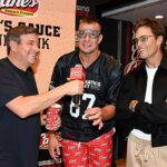 Todd Graves, Rob Gronkowski a Tom Brady stoja spolu na Fanatics Fest NYC.