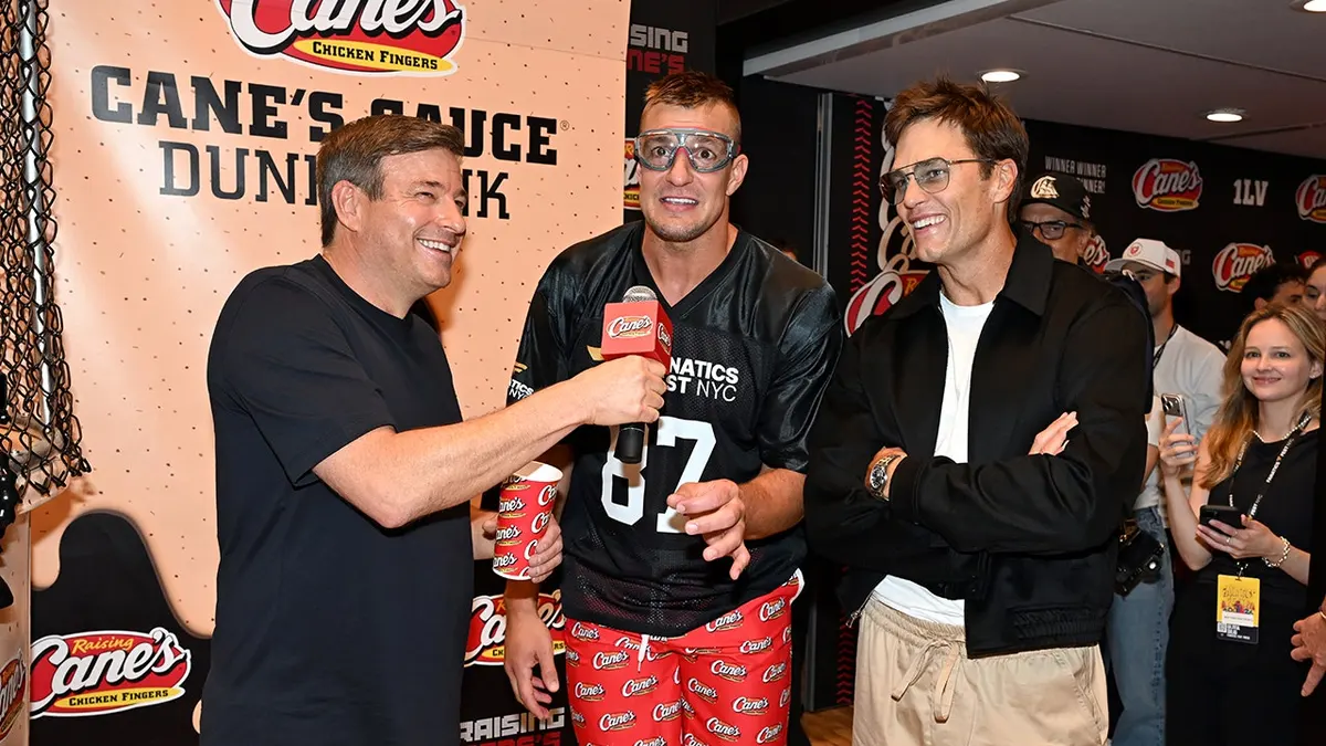 Todd Graves, Rob Gronkowski a Tom Brady stoja spolu na Fanatics Fest NYC.