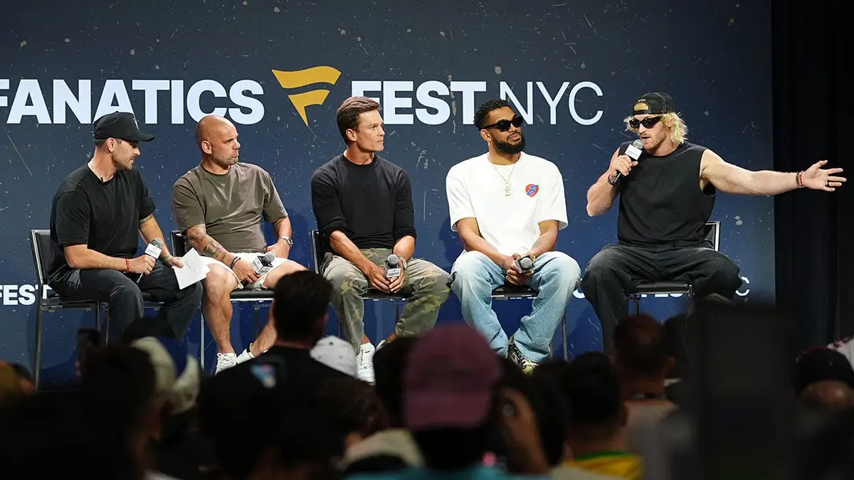 Tom Brady, Karl-Anthony Towns a Logan Paul hovoria na pódiu Fanatics Fest NYC.