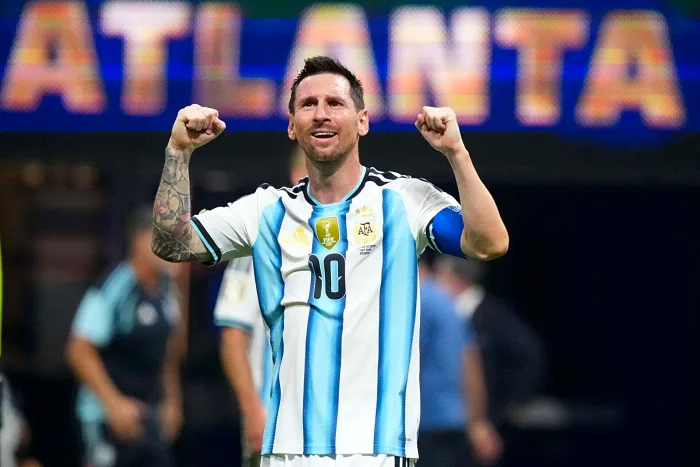 Tom Holland tvrdí, že Lionel Messi je po nedávnej reklame medzi partnermi na obrazovke „dosť vysoko“.