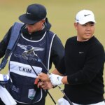 Tom Kim sa rozpráva so svojím nosičom na 11. jamke v The Renaissance Club.