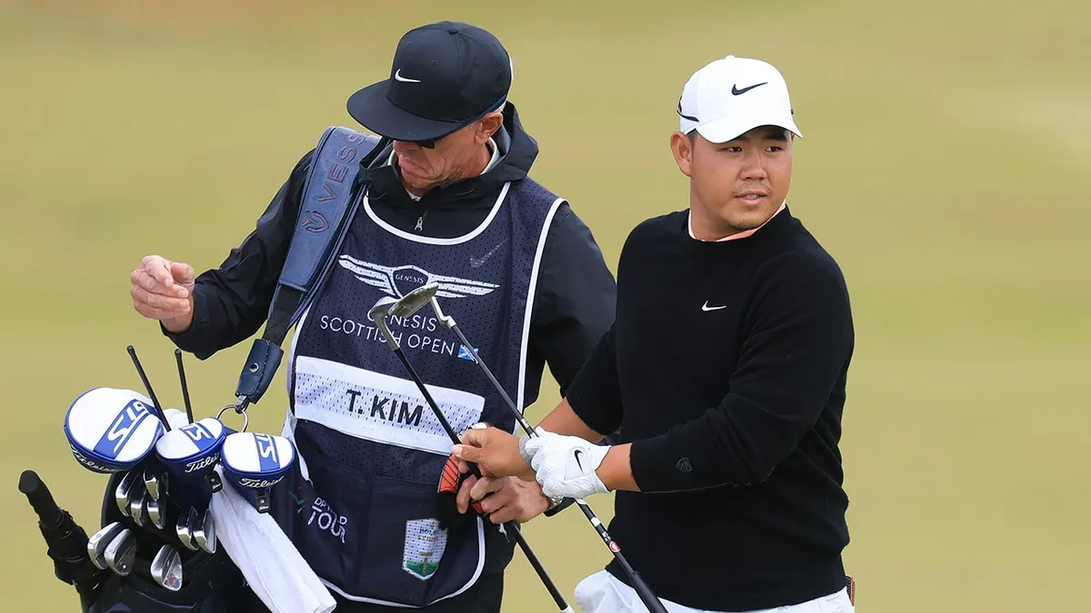 Tom Kim sa rozpráva so svojím nosičom na 11. jamke v The Renaissance Club.