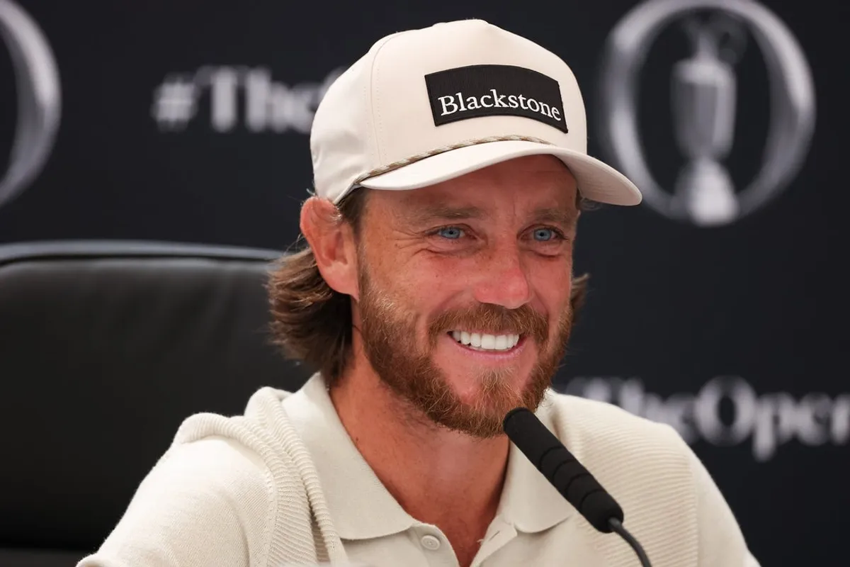 13. júla 2026; Southport, Anglicko; Tommy Fleetwood hovorí s médiami počas tréningového kola golfového turnaja The Open Championship v Royal Birkdale. Povinný kredit: Bill Streicher-Imagn Images