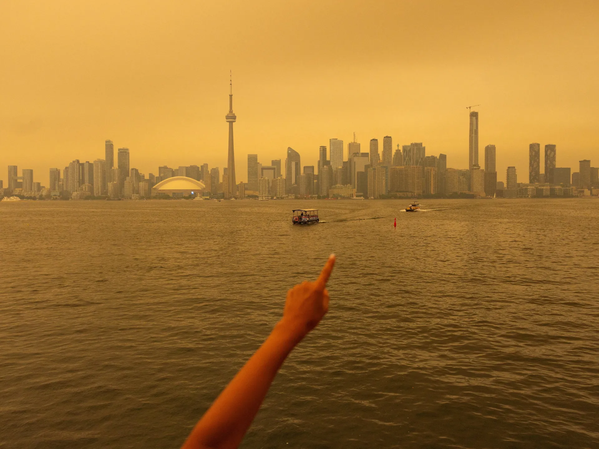 Toronto pohltil dym z lesných požiarov, keď ohrozovali americké mestá | Klimatické správy