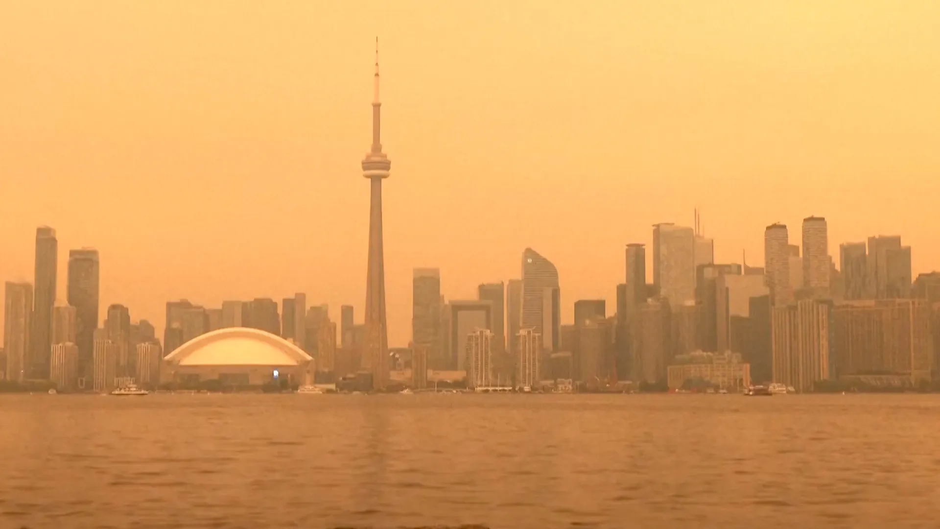 Toronto v Kanade pohltil dym z divokého požiaru a sfarbil jeho oblohu na oranžovo | Správy o počasí