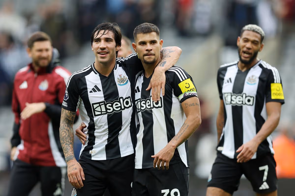 Sandro Tonali z Newcastlu United oslavuje víťazstvo so spoluhráčom Brunom Guimaraesom po zápase Premier League medzi Newcastle United FC a Tottenham Hotspur FC v St James' Park 1. septembra 2024.