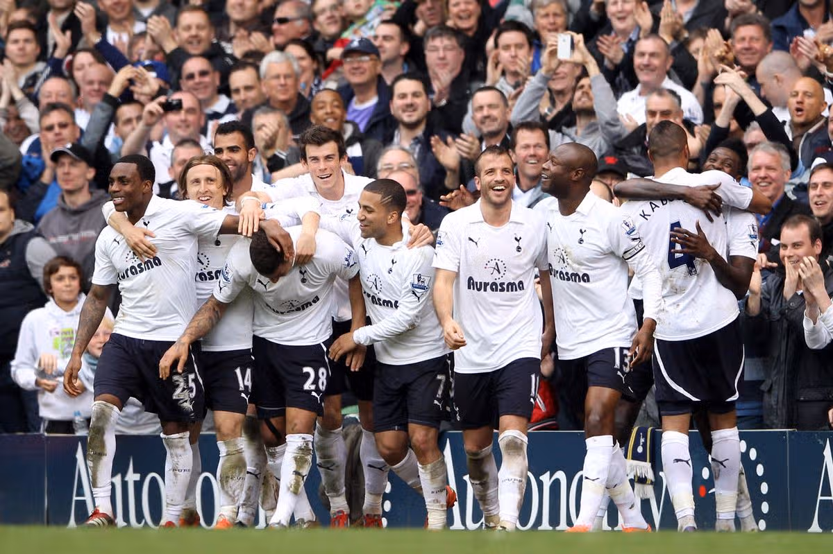Hráči Spurs oslavujú po tom, čo Kyle Walker zo Spurs strelil svoj druhý gól z priameho kopu počas zápasu Barclays Premier League medzi Tottenhamom Hotspur a Blackburn Rovers na White Hart Lane 29. apríla 2012 v Londýne v Anglicku.