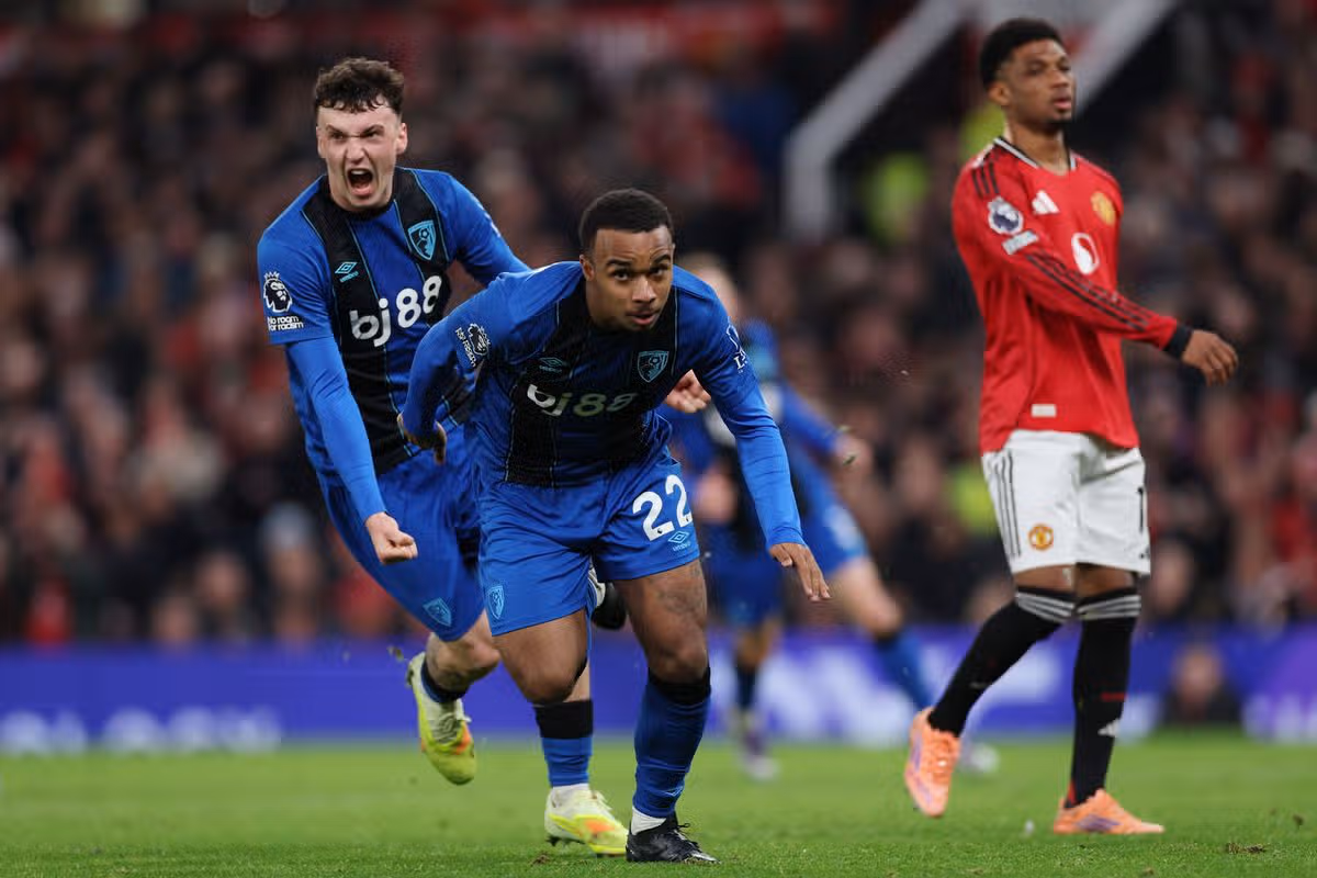 Eli Junior Kroupi oslavuje štvrtý gól svojho tímu počas zápasu Premier League medzi Manchestrom United a Bournemouthom.