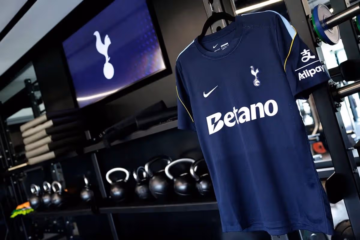 Nová posila Mateus Fernandes bude mať na sebe tréningový odev Tottenhamu v novom vzhľade, keď tento mesiac začne prípravnú sezónu.