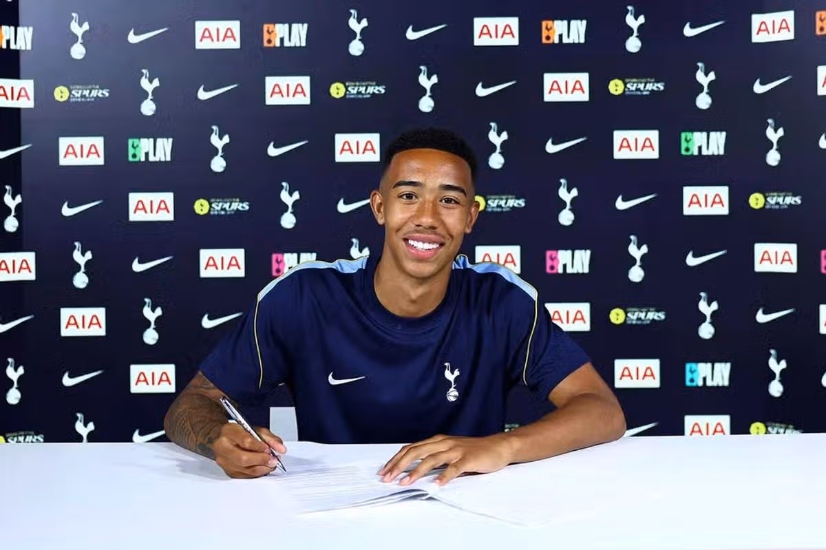 Tottenham Hotspur podpísal bývalého ofenzívneho stredopoliara Aston Villy Colea Ramseyho do 21 rokov.