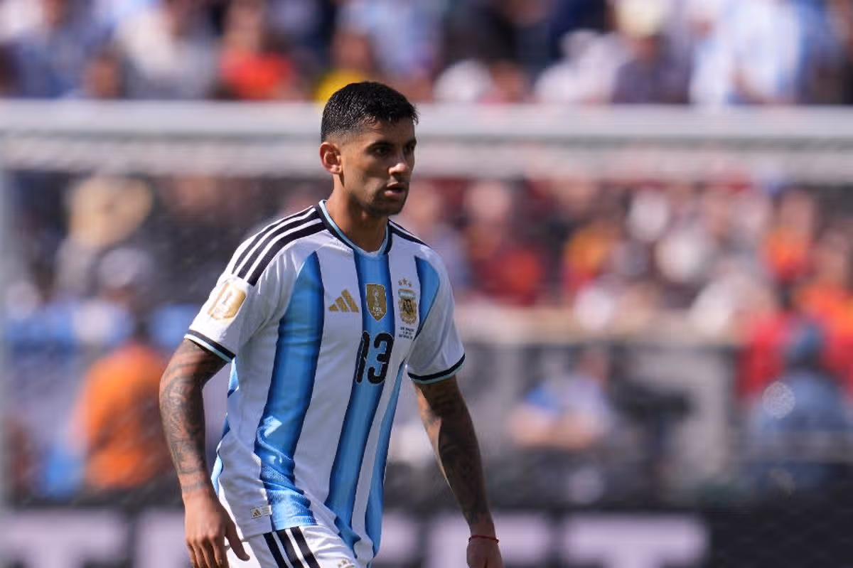 Cristian Romero kontroluje loptu počas finálového zápasu Majstrovstiev sveta vo futbale 2026 medzi Španielskom a Argentínou.