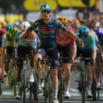 Belgičan Tim Merlier oslavuje víťazstvo v siedmej etape na cyklistických pretekoch Tour de France so štartom v Hagetmau a cieľom vo francúzskom Bordeaux v piatok 10. júla 2026, keď preťal cieľovú pásku. (