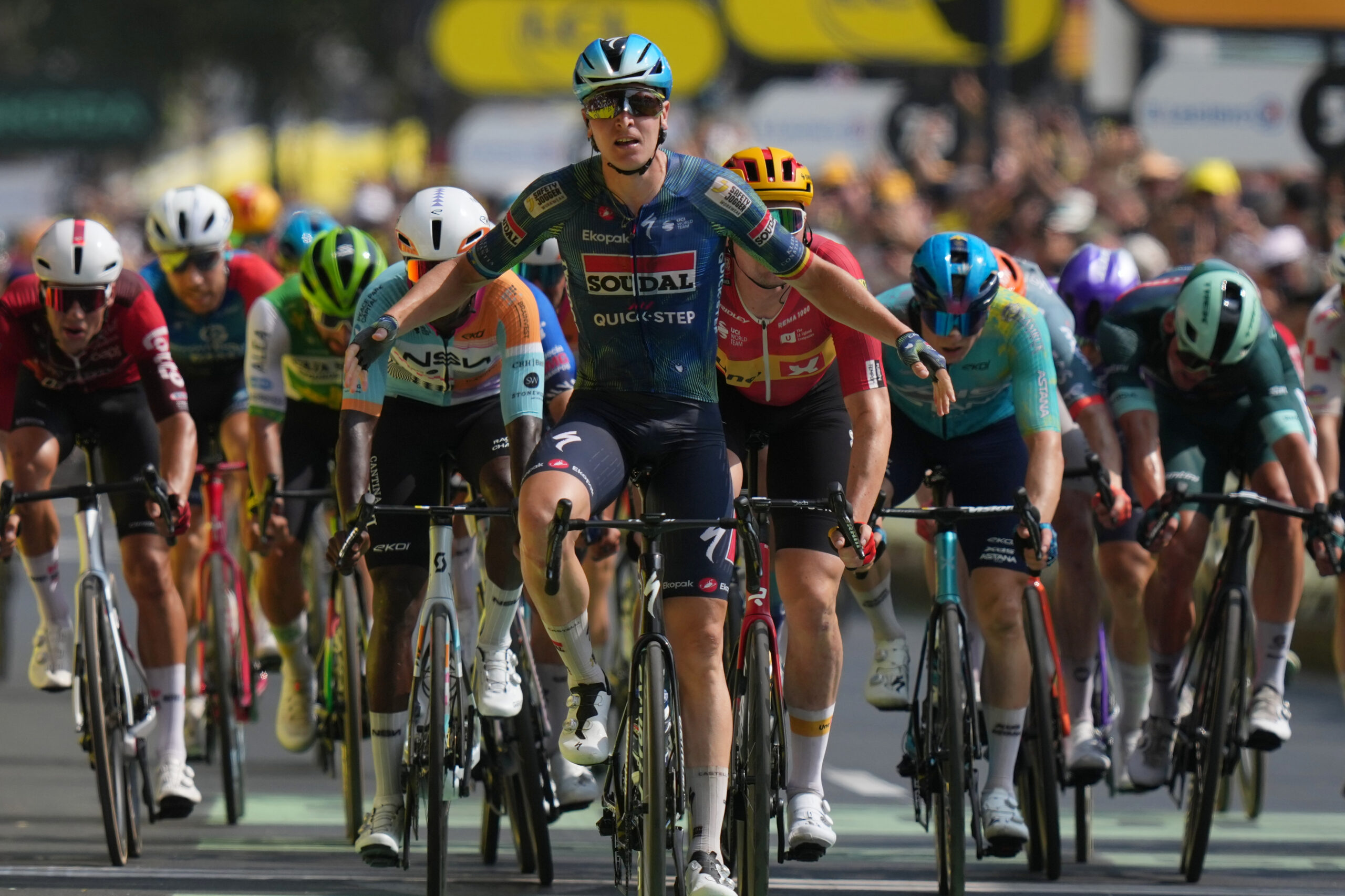 Belgičan Tim Merlier oslavuje víťazstvo v siedmej etape na cyklistických pretekoch Tour de France so štartom v Hagetmau a cieľom vo francúzskom Bordeaux v piatok 10. júla 2026, keď preťal cieľovú pásku. (