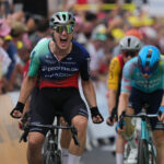 Holanďan Olav Kooij oslavuje prekročenie cieľovej čiary a víťazstvo v piatej etape cyklistických pretekov Tour de France so štartom v Lannemezane a cieľom v Pau, Francúzsko, W.