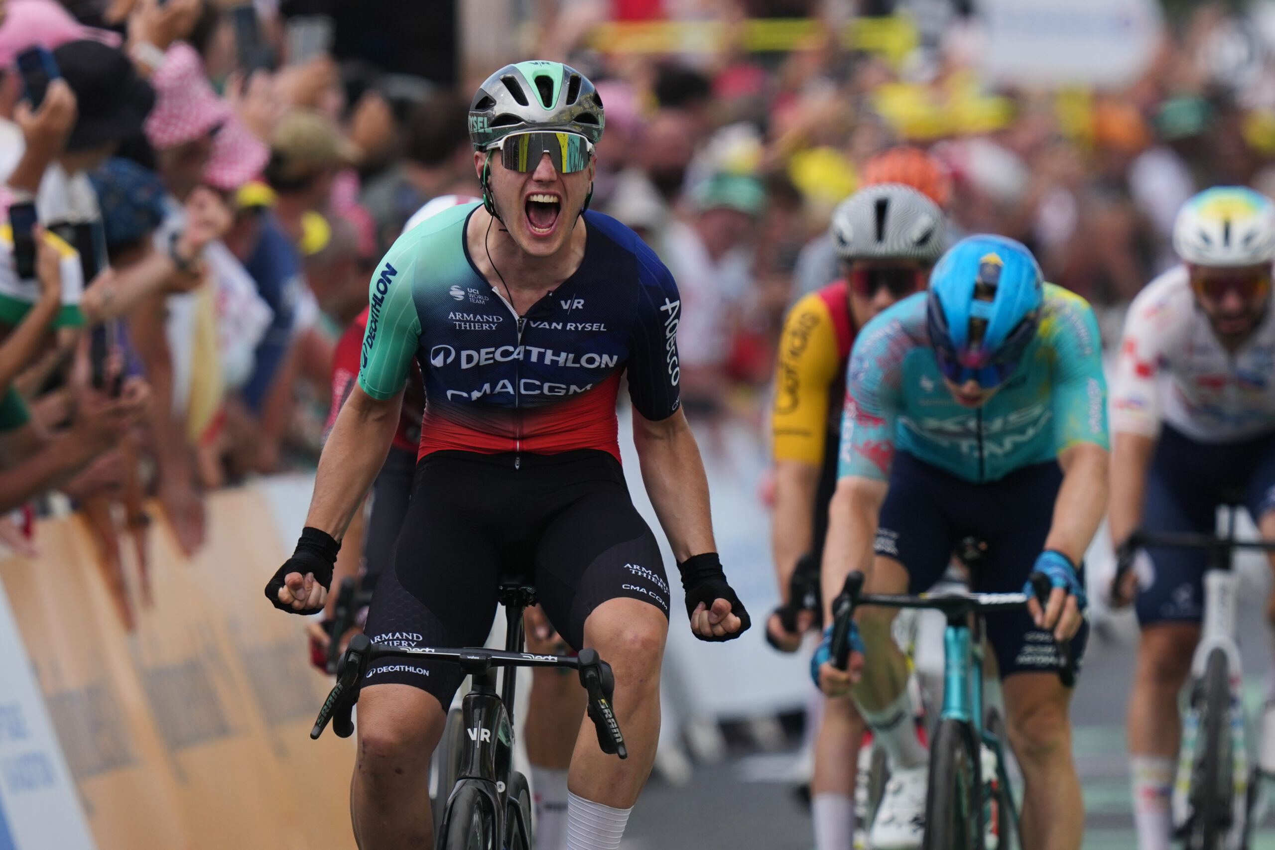Holanďan Olav Kooij oslavuje prekročenie cieľovej čiary a víťazstvo v piatej etape cyklistických pretekov Tour de France so štartom v Lannemezane a cieľom v Pau, Francúzsko, W.