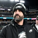 Nick Syrianni, hlavný tréner Philadelphia Eagles, sa prizerá počas zápasu NFC Wild Card Round.