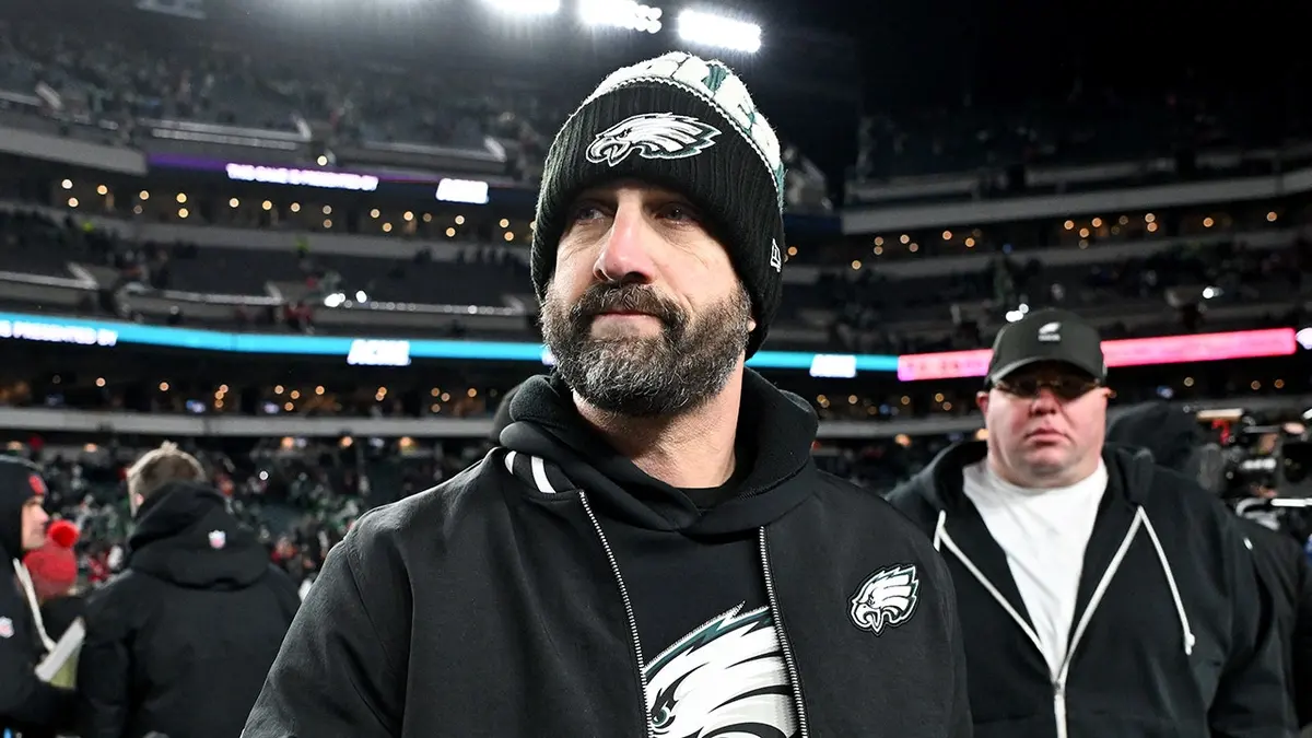 Nick Syrianni, hlavný tréner Philadelphia Eagles, sa prizerá počas zápasu NFC Wild Card Round.