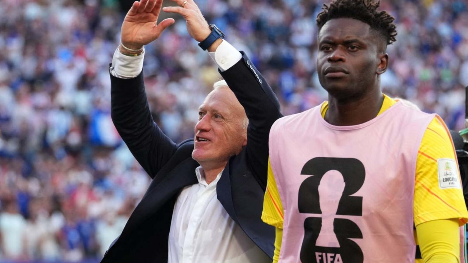 Tréner Francúzska Didier Deschamps adresuje žltým