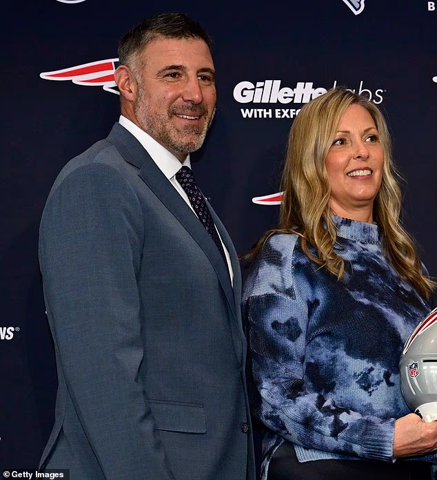 Mike Vrabel a jeho manželka Jen sú na snímke v roku 2025, keď bol vymenovaný za hlavného trénera Patriots