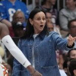 17. júla 2026; Toronto, Ontario, CAN; Hlavný tréner Toronta Tempo Sandy Brondello reaguje na zápas proti Atlanta Dream počas druhého polčasu v Coca-Cola Coliseum. Povinný kredit: John E. Sokolowski-Imagn Images