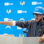 Ofenzívny koordinátor Chargers Mike McDaniel hovorí na tlačovej konferencii 17. júna.