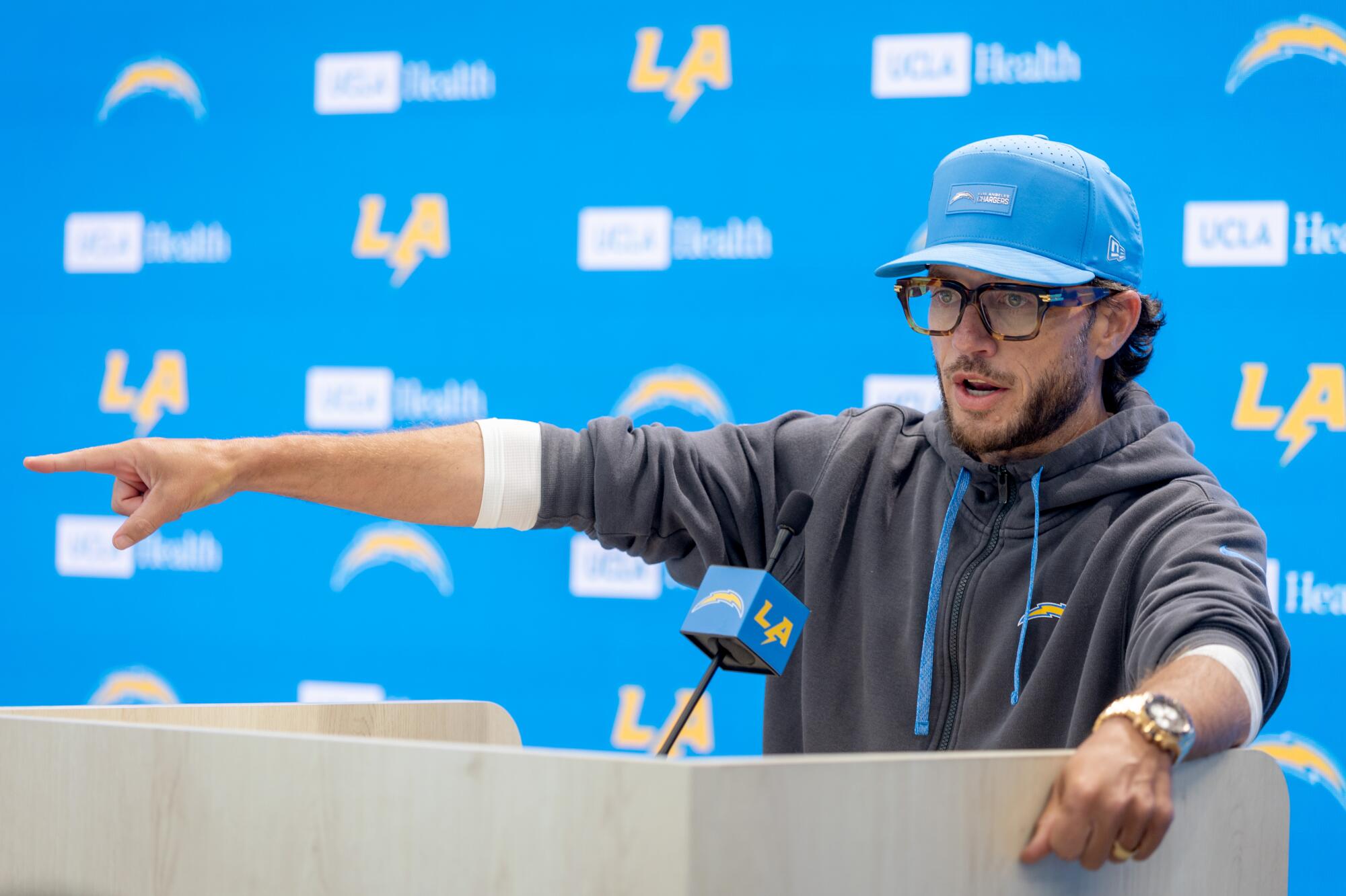 Ofenzívny koordinátor Chargers Mike McDaniel hovorí na tlačovej konferencii 17. júna.