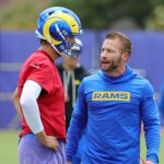 Obranca Rams Matthew Stafford hovorí s trénerom Seanom McVayom počas organizovaného tréningu tímových aktivít v máji.