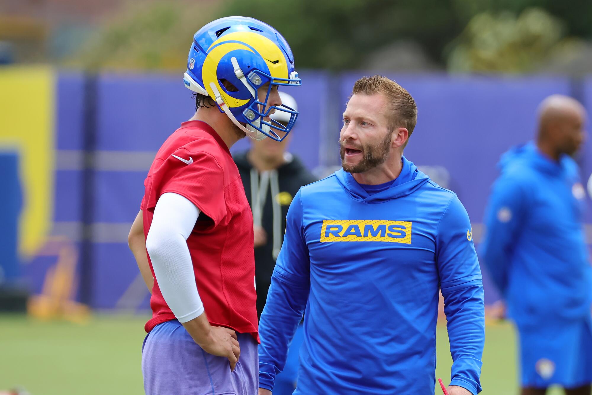 Obranca Rams Matthew Stafford hovorí s trénerom Seanom McVayom počas organizovaného tréningu tímových aktivít v máji.