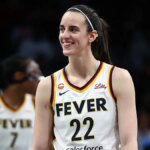 Caitlin Clark sa na kurte usmieva