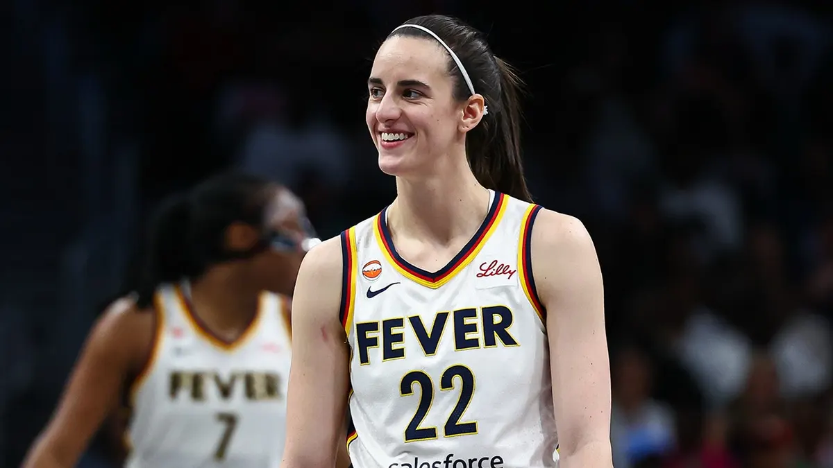Caitlin Clark sa na kurte usmieva