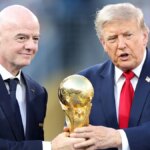 Donald Trump a Gianni Infantino držia trofej Svetového pohára FIFA a potom ju odovzdajú kapitánovi Španielska Rodrimu.