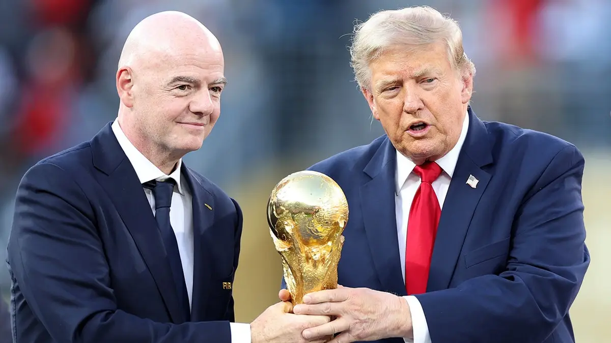 Donald Trump a Gianni Infantino držia trofej Svetového pohára FIFA a potom ju odovzdajú kapitánovi Španielska Rodrimu.