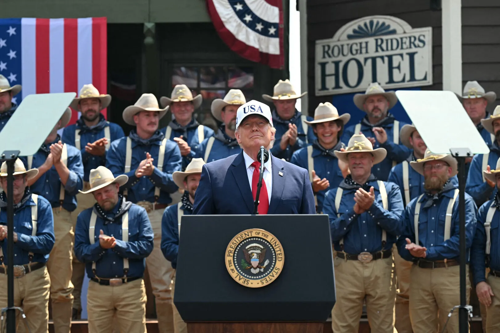 Trump hovorí, že rekordné lode opúšťajúce Hormuz, nazýva komunizmus "najväčšou hrozbou" | donald Trump
