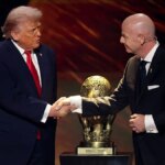 prezident Donald Trump si podáva ruku s prezidentom FIFA Giannim infantinom
