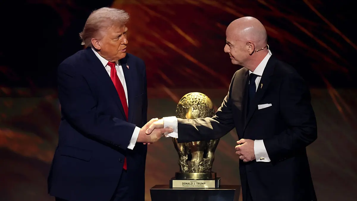 prezident Donald Trump si podáva ruku s prezidentom FIFA Giannim infantinom