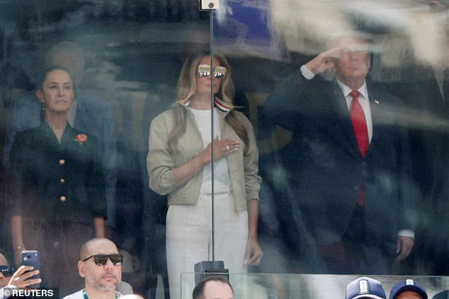 Americký prezident Donald Trump, prvá dáma USA Melania Trumpová a mexická prezidentka Claudia Sheinbaumová stoja pred finále majstrovstiev sveta vo futbale 2026 medzi Španielskom a Argentínou.