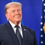 Donald Trump stojí pri FIFA World Cup Trophy v Trump Tower.
