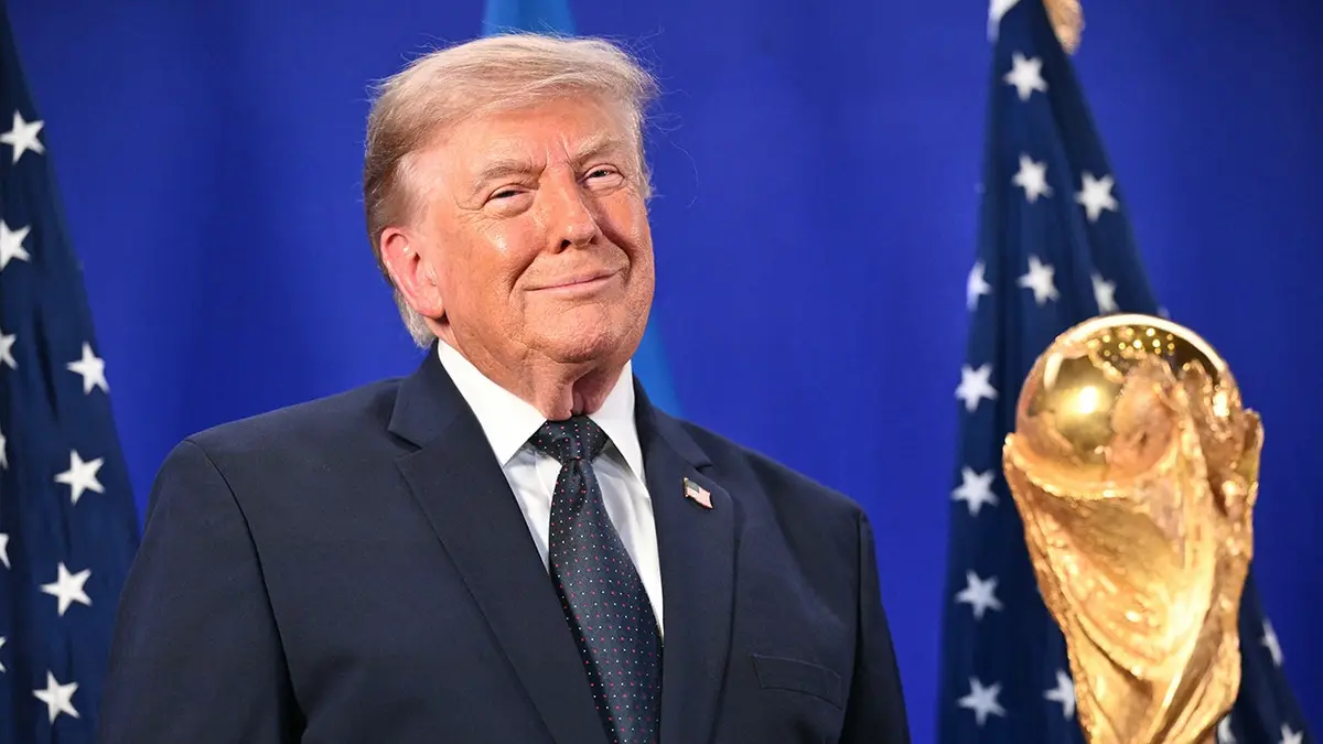 Donald Trump stojí pri FIFA World Cup Trophy v Trump Tower.