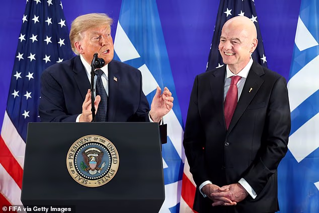 Donald Trump sa zameral na tých, ktorí kritizovali Gianniho Infantina za manipuláciu s červenou kartou Folarin Balogun.