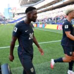 Americký útočník Folarin Balogun (20) odchádza do šatne v polčase proti Belgicku na majstrovstvách sveta.