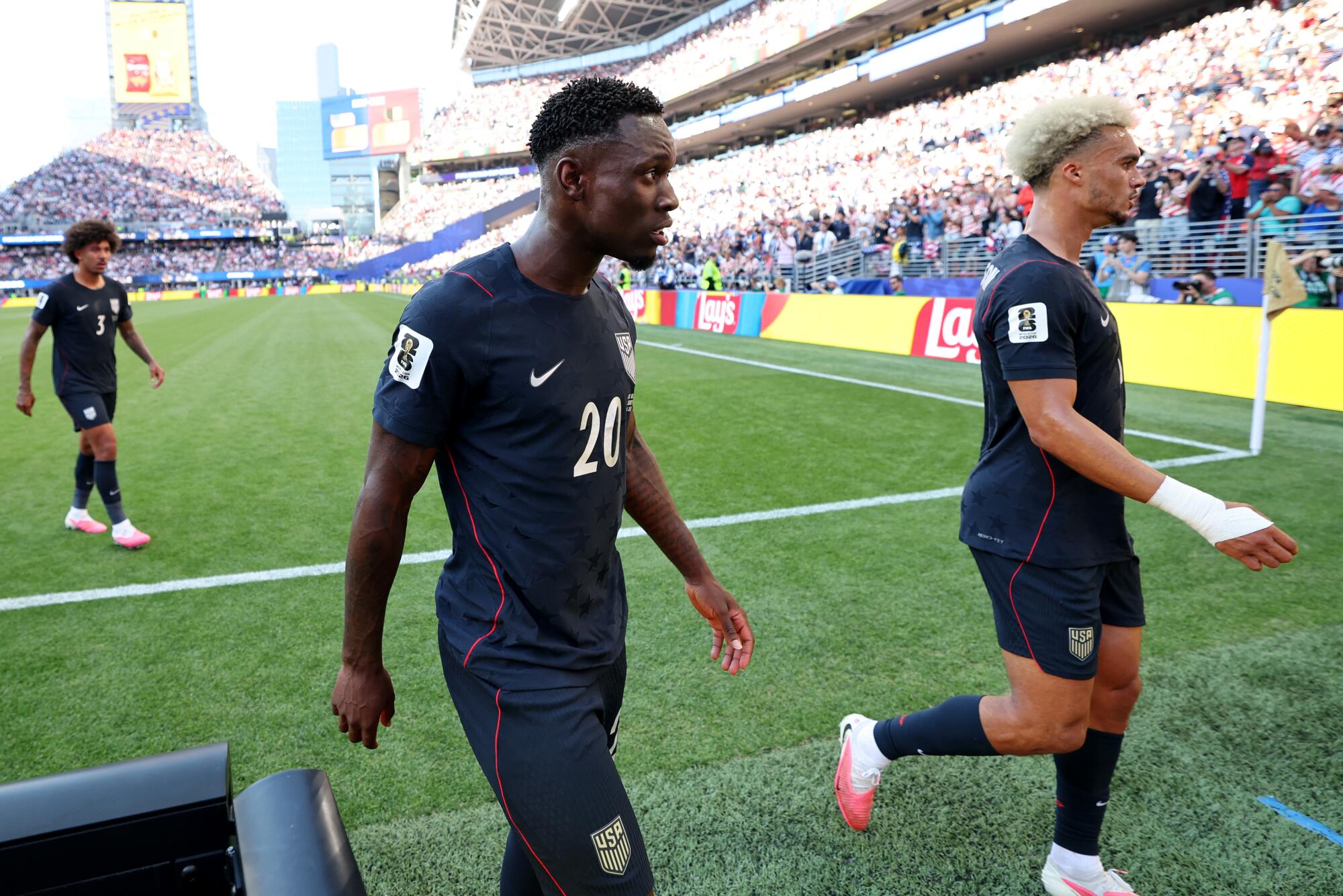 Americký útočník Folarin Balogun (20) odchádza do šatne v polčase proti Belgicku na majstrovstvách sveta.